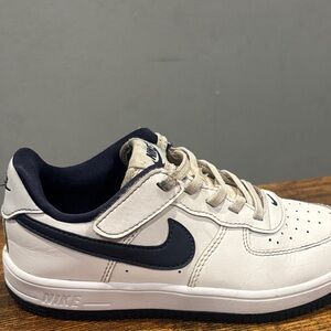 Nike Kids White and Navy easy on Sneakers size 13.5